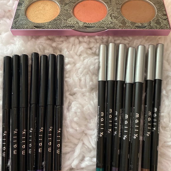 Makeup - Picture 2 of 4